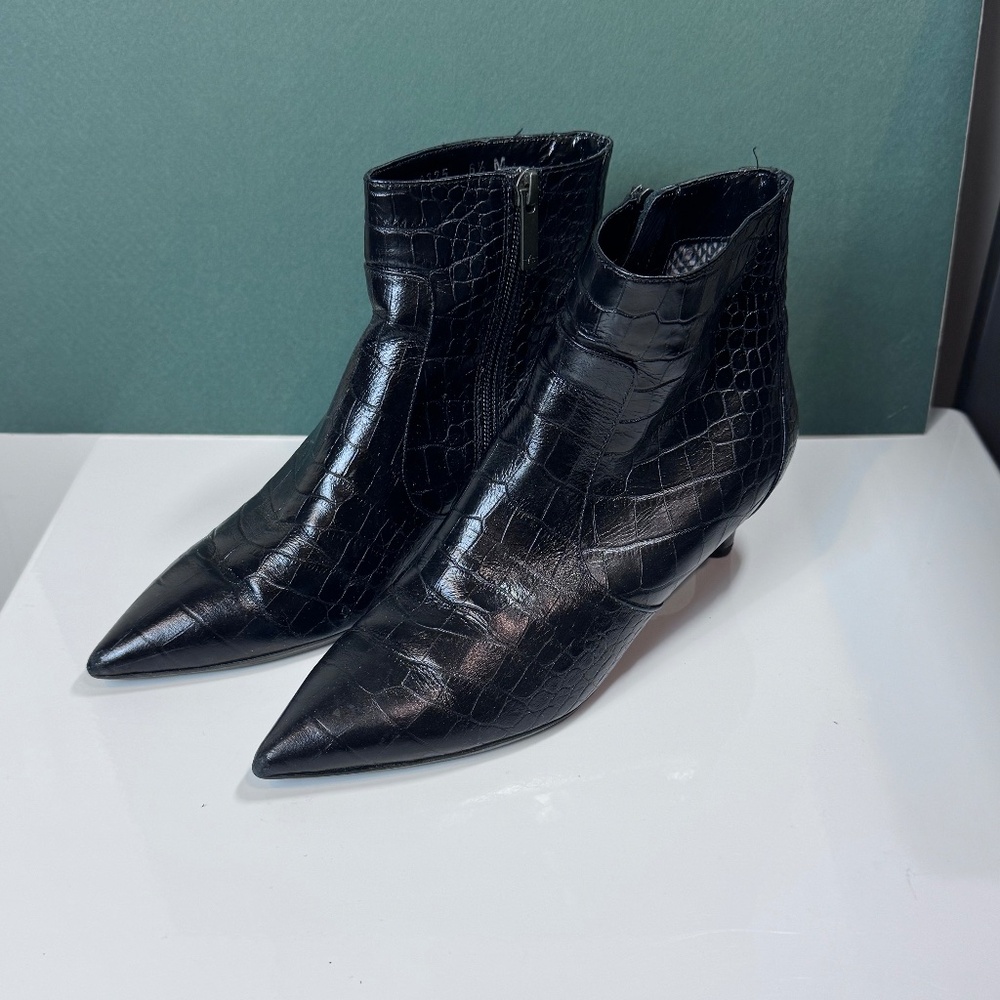Ladies Aquatalia Black Leather Embossed Croc Ankle Boots, Size 6.5.